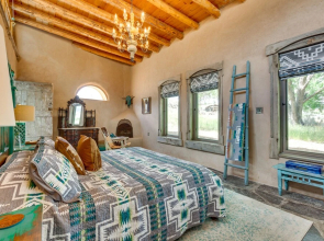 Historic Millicent Rogers Guest House w/ Hot Tub