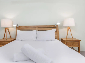 Stunning She Oak Lane 2 BR Apartment