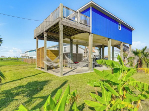 Walk to Beach: Galveston Home w/ Golf Cart!