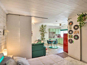 'the Goat Hut' Studio Casita: 11 Mi to Strip!