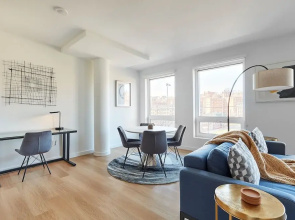Stylish 2 BR w Roof Deck Access - Mins to NYC