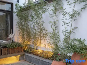 Floral Lux Hotel · living in another courtyard (Lijiang ancient city light luxury store)