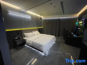 Subai Cloud Hotel (Wuhu Tuojia Happy Song Huashan Road Subway Station)