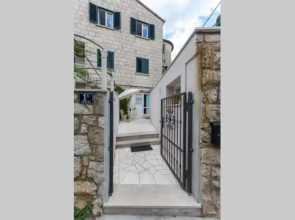 Flora three bedroom apartment. Near beach