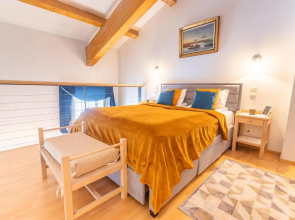 Daily Apartments - Split Level Apartment near Port