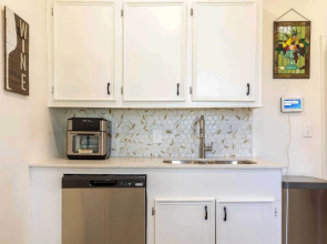 Stylish Home ~ 2 Mi to Jackson State & Belhaven!