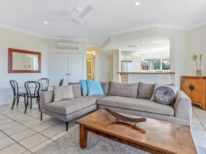 Cosy apartment with ocean views, Sunshine Beach