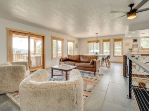 Mtn-view Getaway w/ Spacious Deck in Republic!