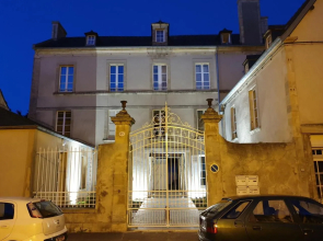 Au Loup Historic Apartments