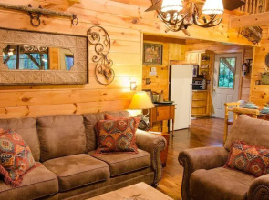 Breathless Cabin Includes Free Wifi, Parking Onsite, Private Hot Tub, and BBQ by Redawning