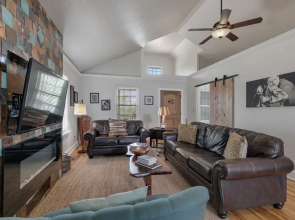 Gorgeous Home W/hot Tub&grill