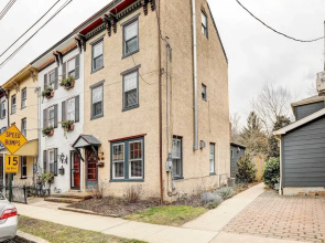 'brooke House' In The Heart of Downtown w/ Patio!