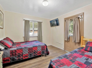 Lodge House #100