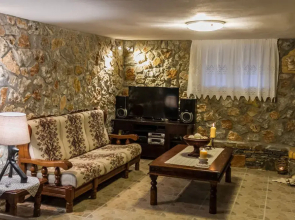 Spacious home with garden in Marathonas