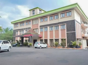 RedDoorz Premium @ Hotel Green Wattana Sentul