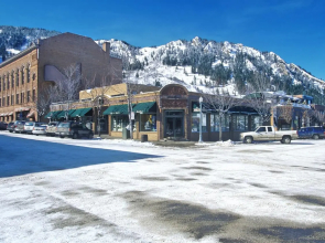 2 BR 3BA Condo - A C Heated Pool Walk to Town