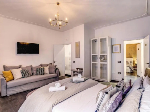 AwesHome - Hanging Gardens