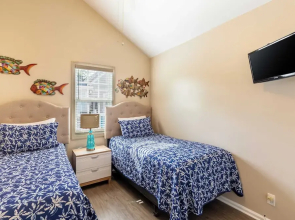 Parrot Perch by Avantstay Old Town Key West w/ Shared Pool Week Long Stays Only