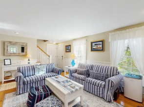 3BR House in Central Location w/ AC, Deck & Yard
