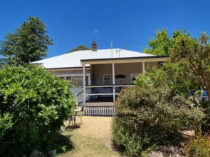 Amiens Cottage. Queenslander, charming, central.