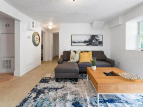 Near Mercedes Benz Stadium Sleeps 10 Coffee, BBQ, AC, Parking