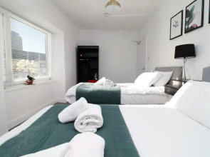 5 Bed House - Sleeps 16 - Parking - Wifi