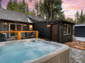Westlake Cabin by Avantstay Hot Tub Near Skiing Walk to Restaurants Lake