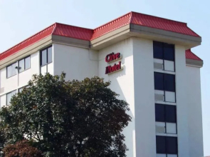 Clive Hotel & Suites