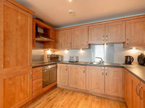 Modern Riverfront Apt. 10 mins from Hydro/SECC