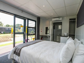 SleepOver Phabeni Gate