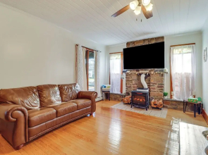 Charming Tannersville Home w/ Fire Pit + Deck!