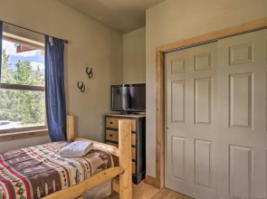 Cripple Creek Mountain Getaway w/ Hot Tub & Views!