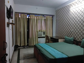 OYO HOME 70100 The Wood Inn