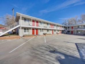 1/2 Mi to Attractions: Apartment w/ Deck