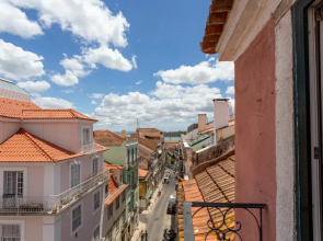 ALTIDO Stylish 2-bed Apt with balcony in Lapa, 5mins to National Museum of Ancient Art