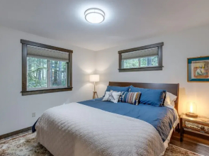 Mt Baker Lodging Cabin 50 - HOT TUB, AC, SLEEPS 4! by MBL