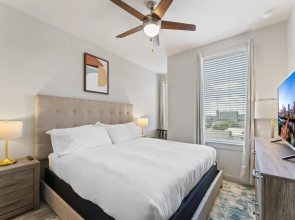 Prime Soco Bright 2BR King Suite w Pool Parking