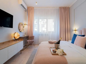 Designer 2-Bedroom Flat with Balcony & Full Amenities Steps from Piata Universitatii