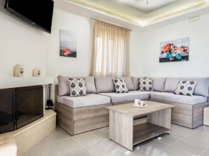 Lux Villa With Private Pool Close to the Beach