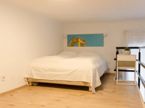 Yellow Tee Apartment