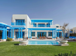 Hilton Salwa Beach Resort & Villas