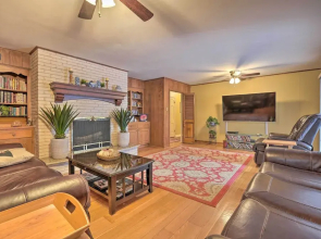 Spacious Memphis Home - Walk to Graceland