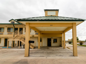 OYO Garden Inn and Suites Pearsall I-35 East