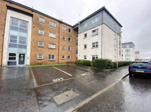 Glasgow Ellerslie Path 2bd Home - Parking