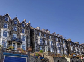 Modern Apartment Near the Estuary of the Mawddach River