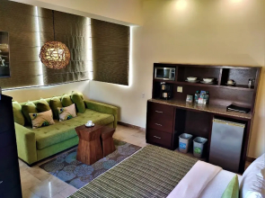 1 King Suite, In The Heart Of Cabo (medano Beach)