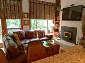 Snowater Condo #31 - 2 Story Condo with WiFi- Sleeps 4 - Beautifully decorated!