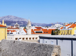 Double Bedroom Apartment on Great Location With Balcony!!