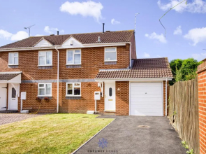 Coventry Beautiful House, University Hospital, M6 M69, Private Parking, Sleeps 6, by EMPOWER HOMES rates incl VAT