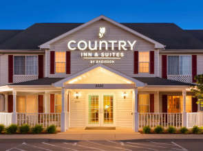 Country Inn & Suites by Radisson, Nevada, MO
